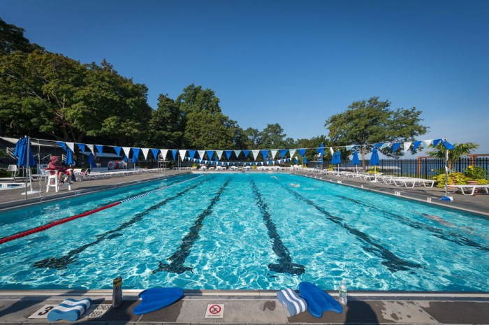 El equipo de natación entrenaba los sábados. correct incorrect